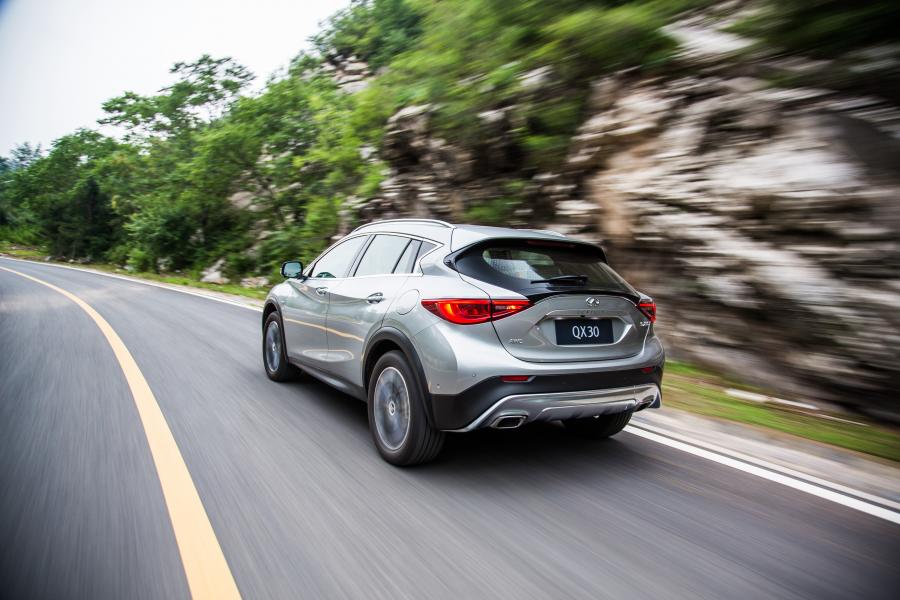  Infiniti QX30 2.0t AWD 2016 года  (фото 8 из 30)